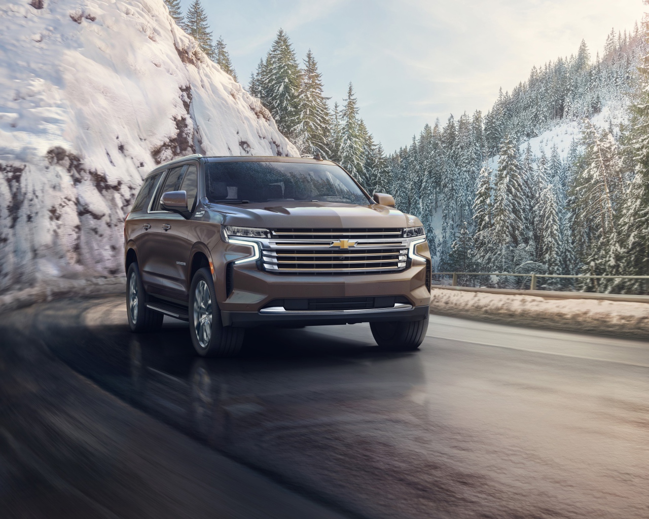 Внедорожник Chevrolet Suburban на фоне заснеженного леса, 2021 года