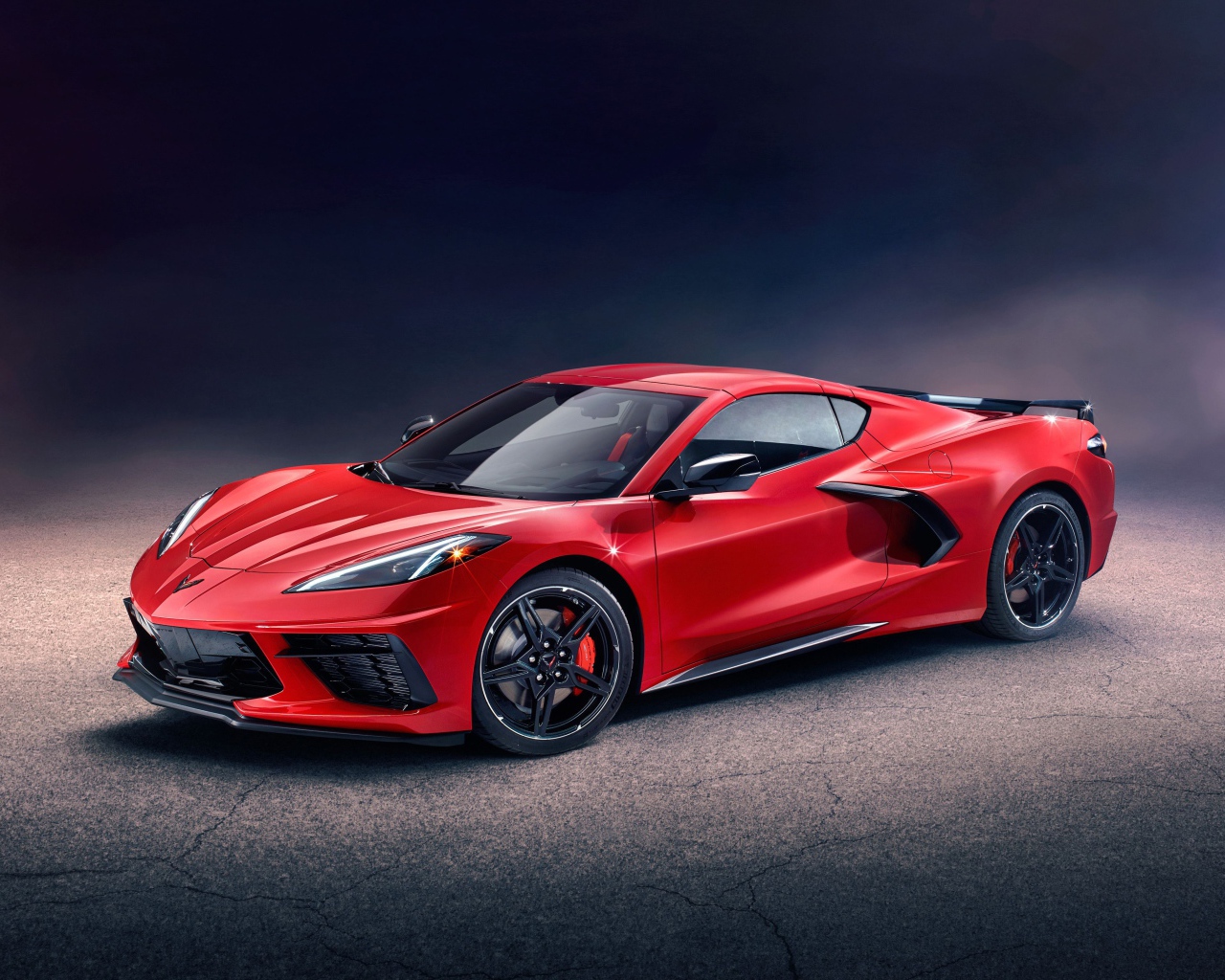 Красный автомобиль Chevrolet Corvette Stingray Z51 Preserial  на сером фоне