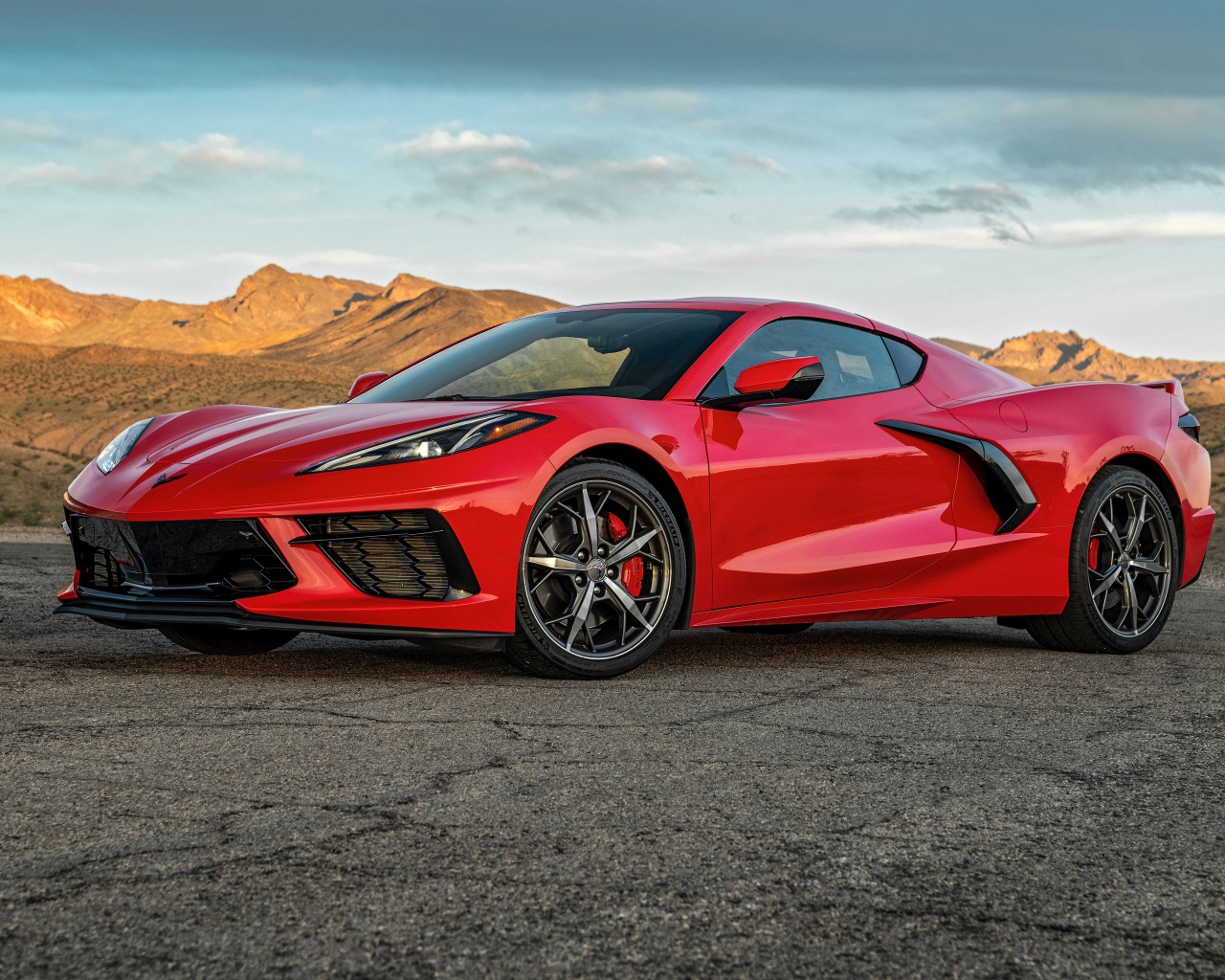 Красный автомобиль  Chevrolet Corvette Stingray Z51, 2020 года 