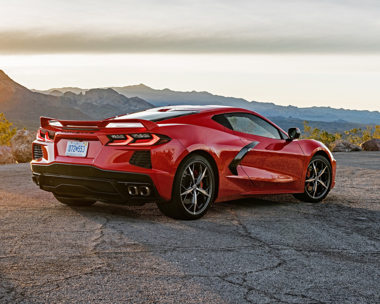 Красный автомобиль  Chevrolet Corvette Stingray Z51, 2020 года в лучах солнца