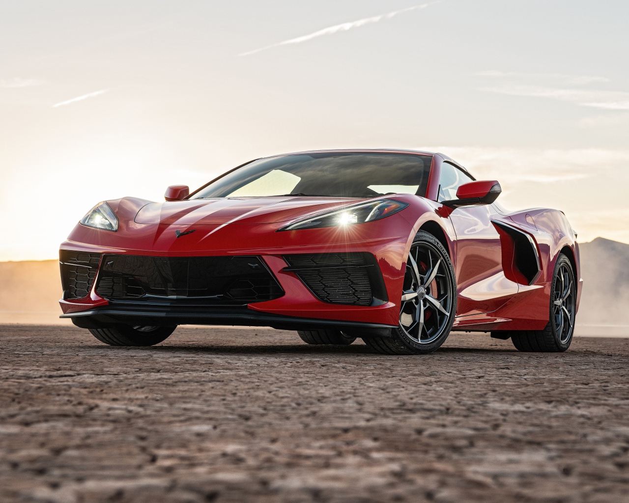 Красный автомобиль  Chevrolet Corvette Stingray Z51, 2020 года с включенными фарами