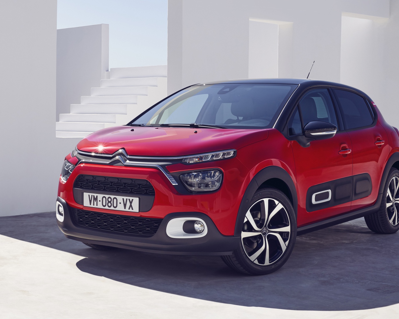 Красный внедорожник Citroen C3, 2020 года в лучах солнца