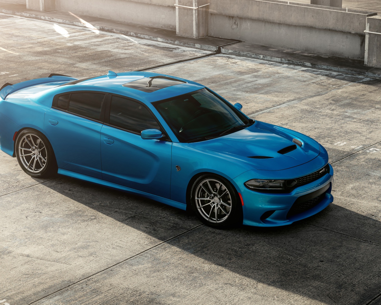 Синий автомобиль Dodge Charger SRT Hellcat 
