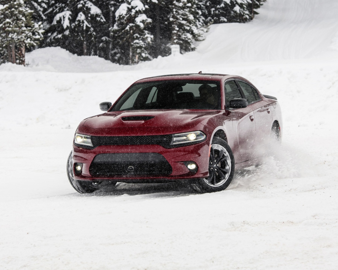 Красный автомобиль  Dodge Charger GT AWD, 2020 года едет по снегу