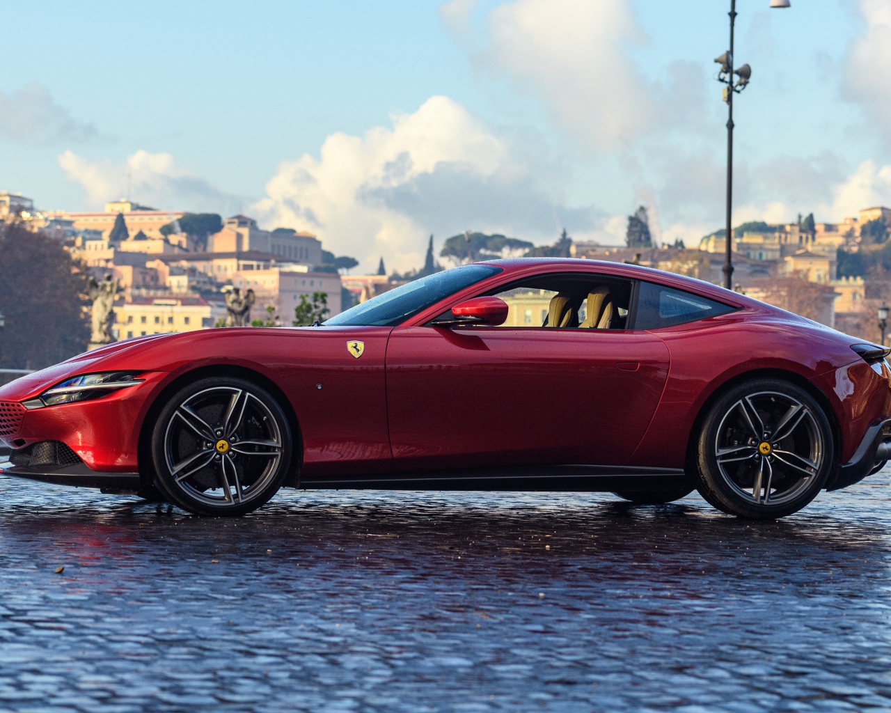 Красный автомобиль Ferrari Roma 2020 года в городе 