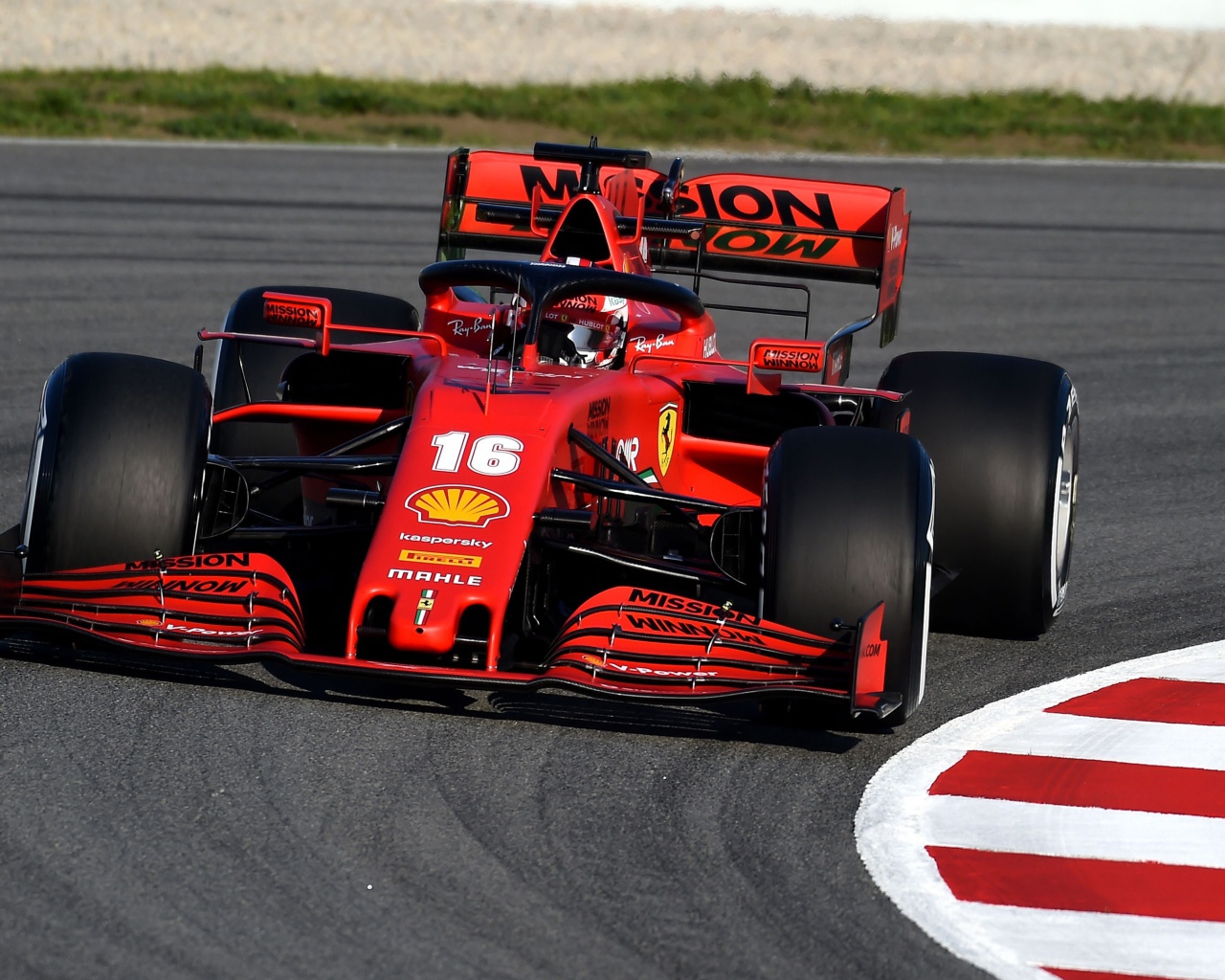 Красный гоночный автомобиль Ferrari SF1000 2020 года на трассе 