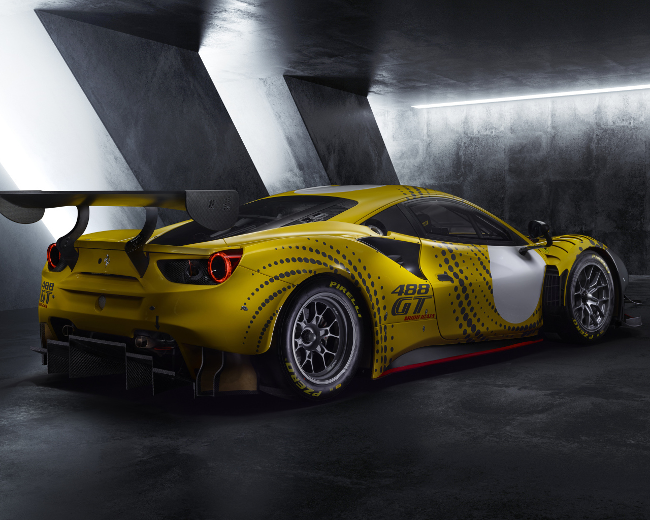 Гоночный автомобиль Ferrari 488 GT Modificata 2021 года у серой стены