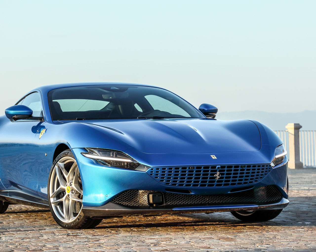 Синий быстрый автомобиль Ferrari Roma 2021 года 