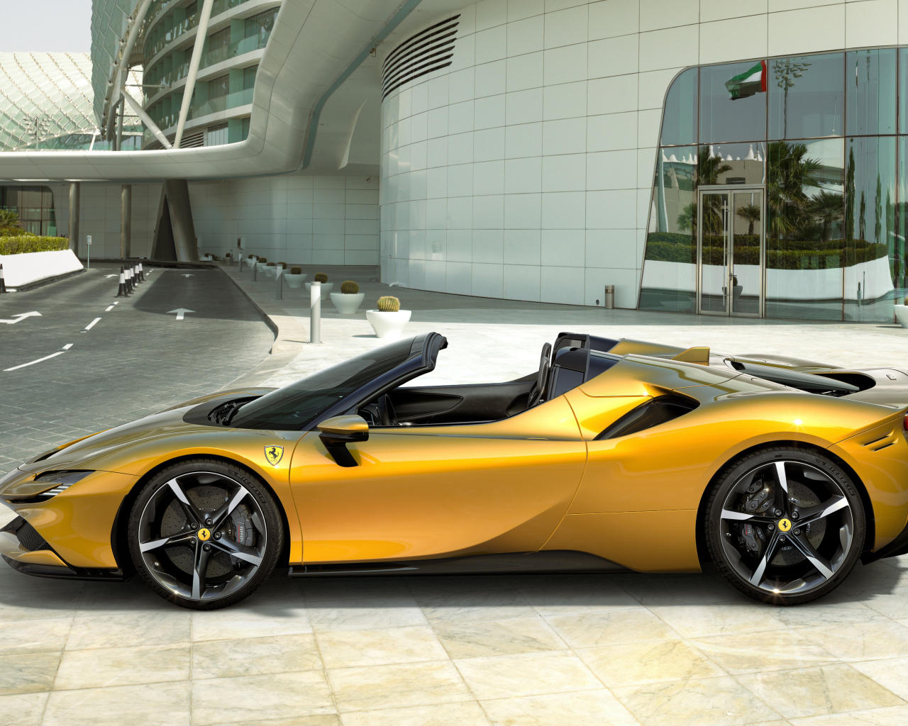 Автомобиль кабриолет Ferrari SF90 Spider 2021 года вид сбоку