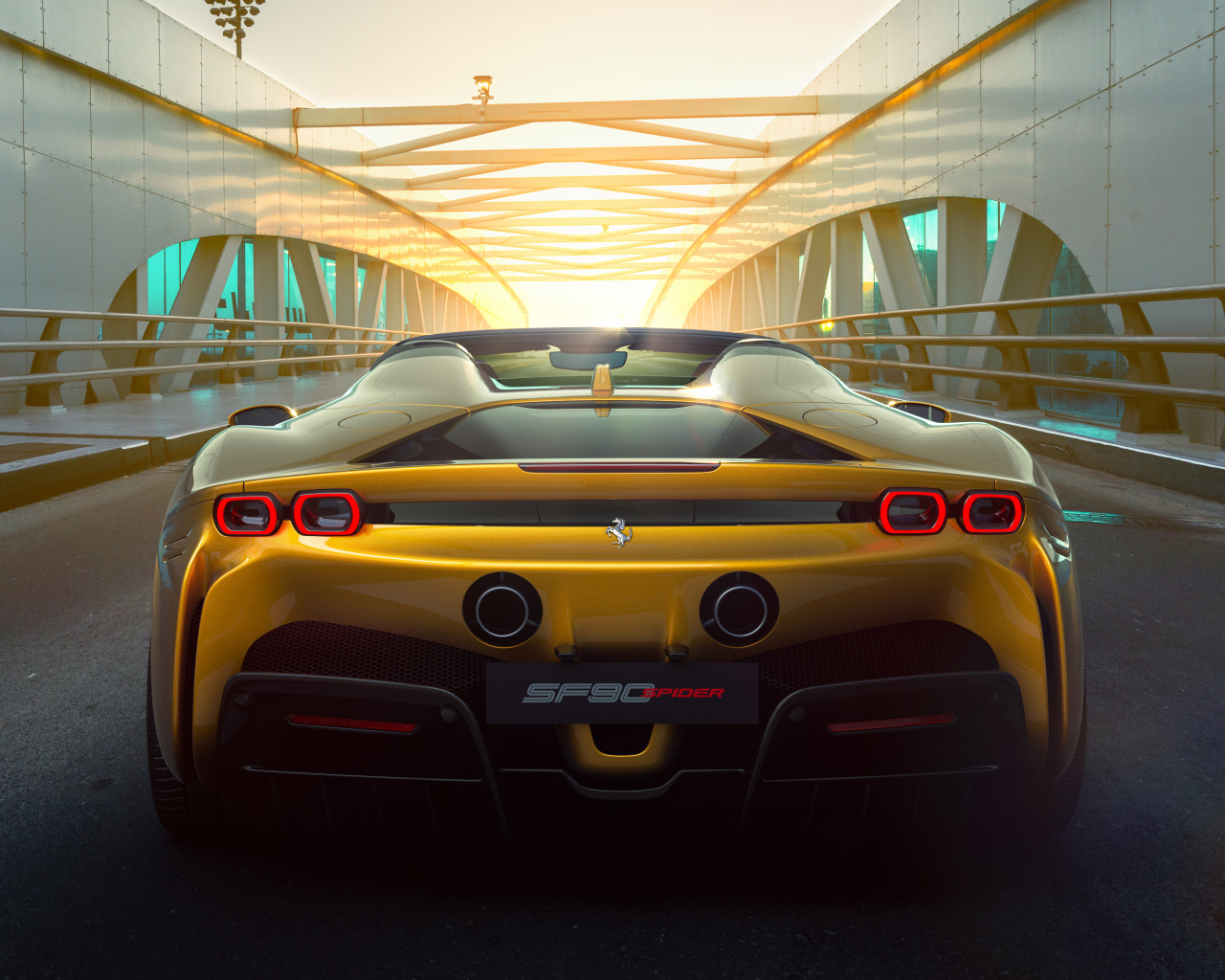 Автомобиль  Ferrari SF90 Spider 2021 года вид сзади на мосту