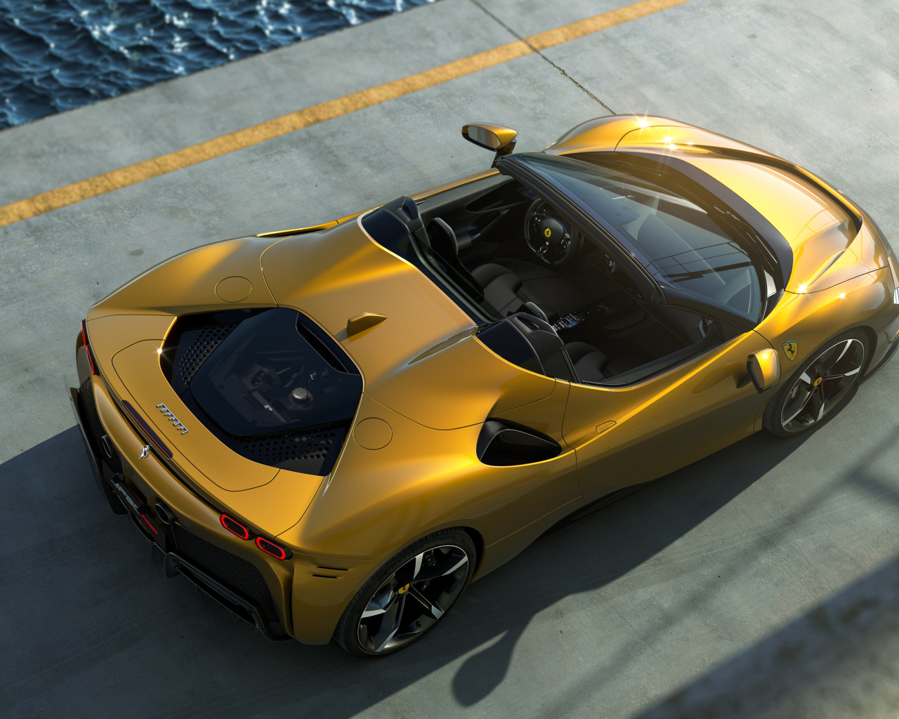 Золотистый автомобиль Ferrari SF90 Spider 2021 года вид сверху