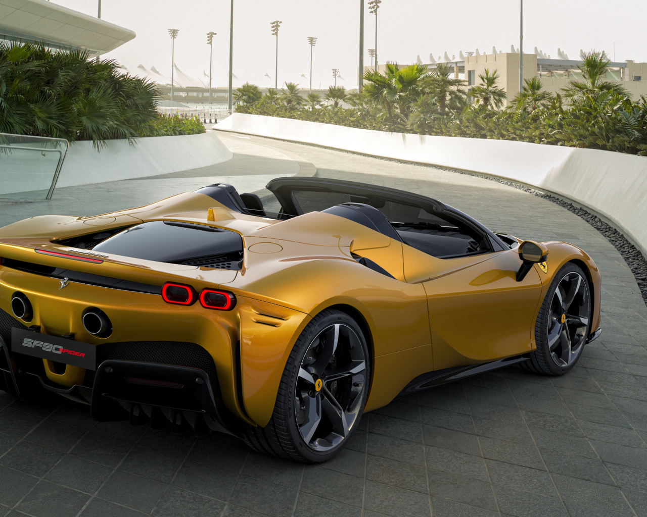 Автомобиль Ferrari SF90 Spider 2021 года цвет золотистый металлик