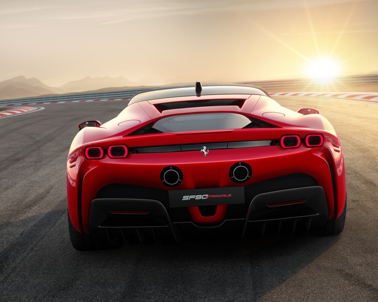 Быстрый автомобиль Ferrari Stradale SF90 на фоне яркого солнца 