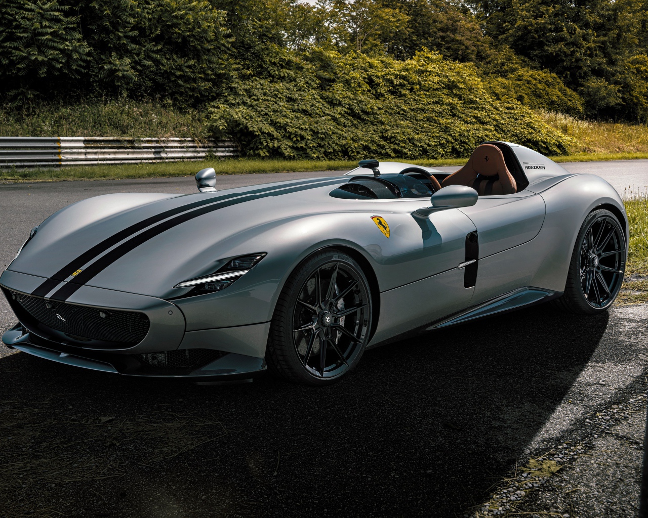 Новый автомобиль  Ferrari Monza SP1 2020 года в парке