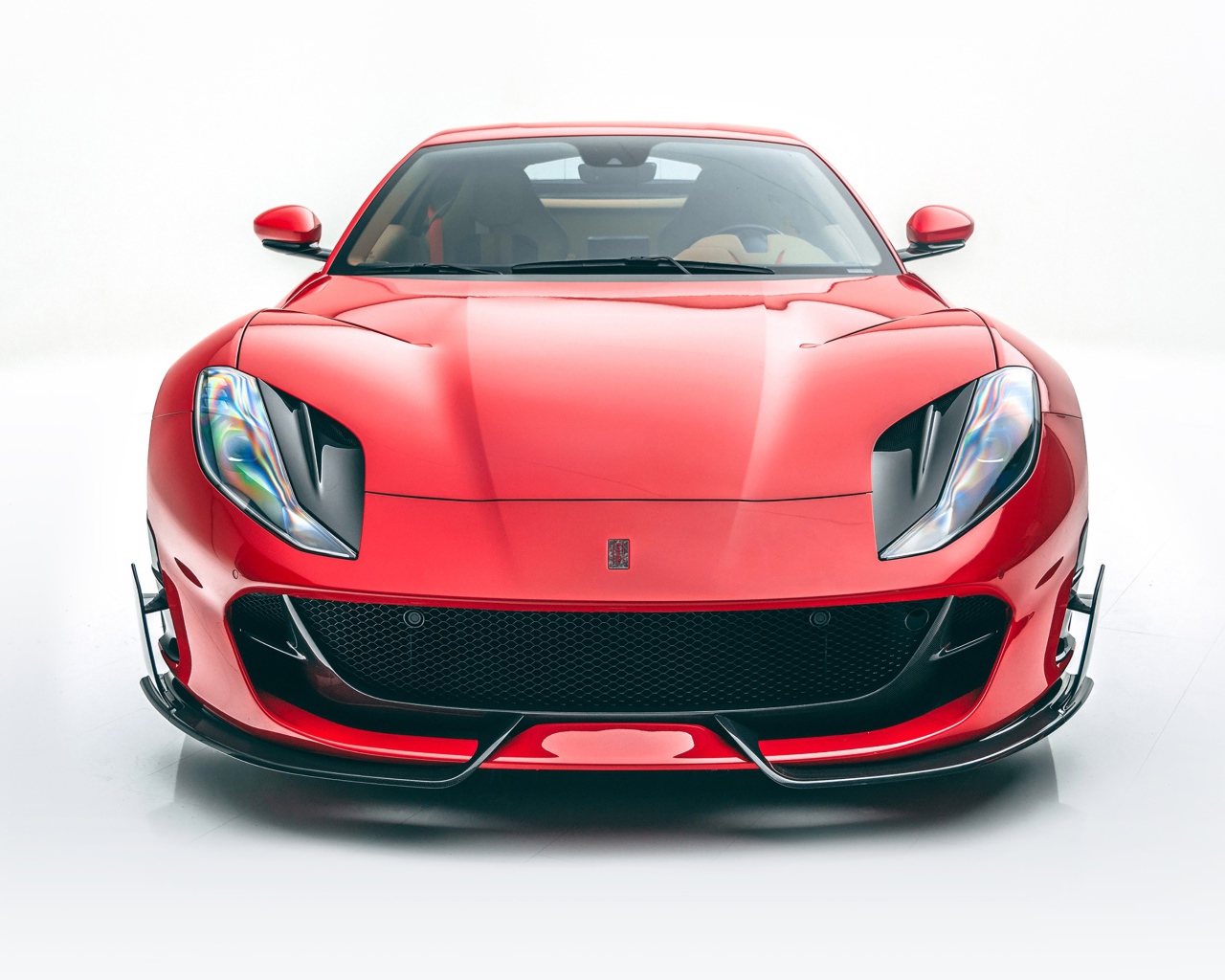 Красный автомобиль Mansory Ferrari 812,  2020 года на белом фоне