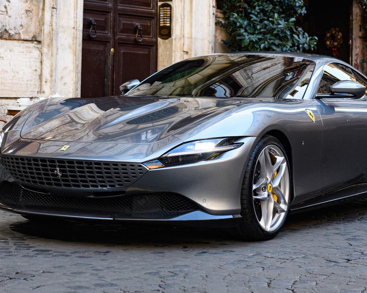 Серебристый автомобиль Ferrari Roma 2020 года 