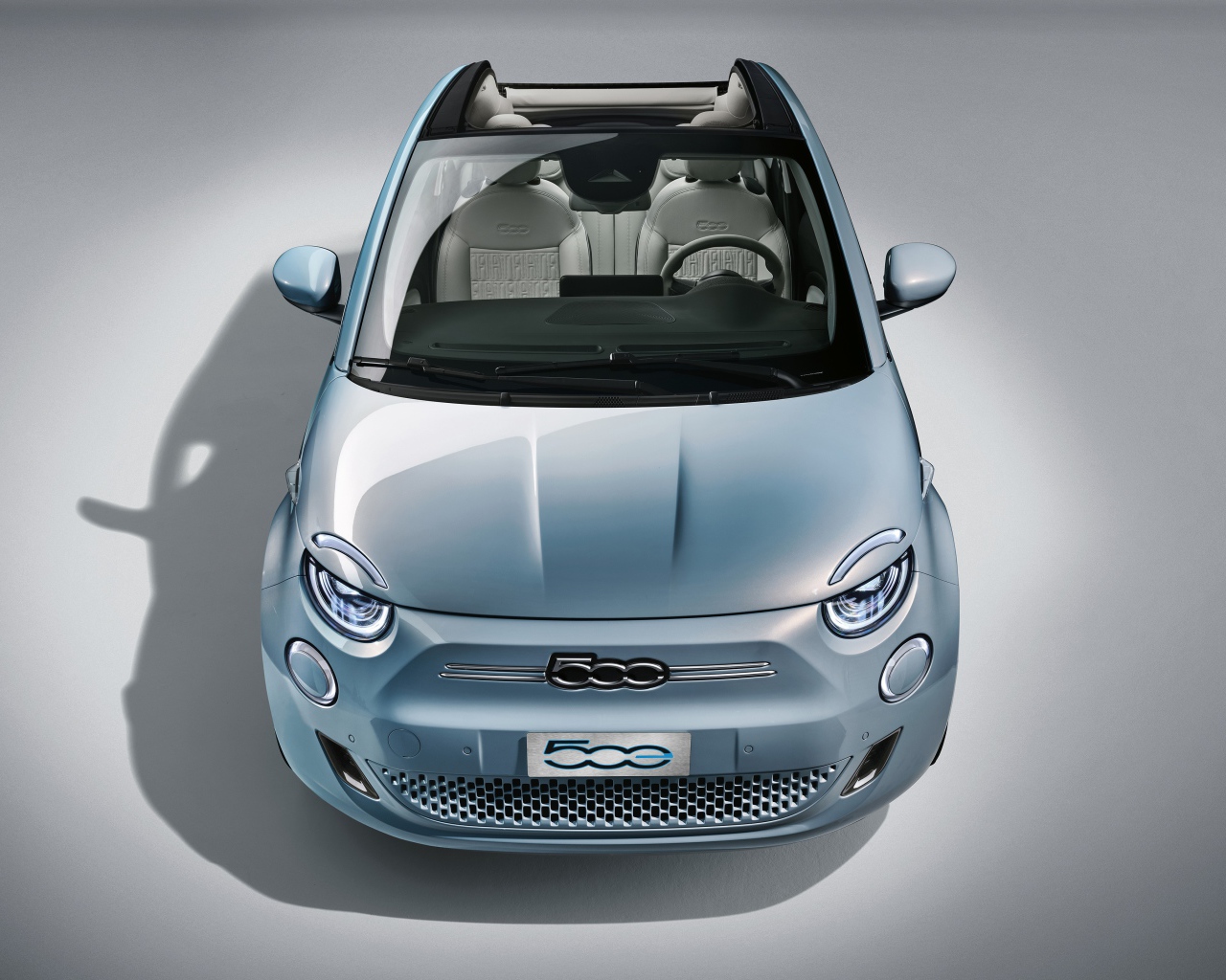 Кабриолет Fiat 500, 2020 года на сером фоне 