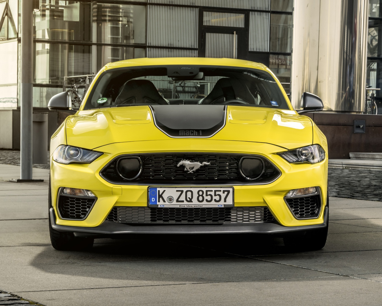 Желтый автомобиль Ford Mustang Mach 1 2021 года 