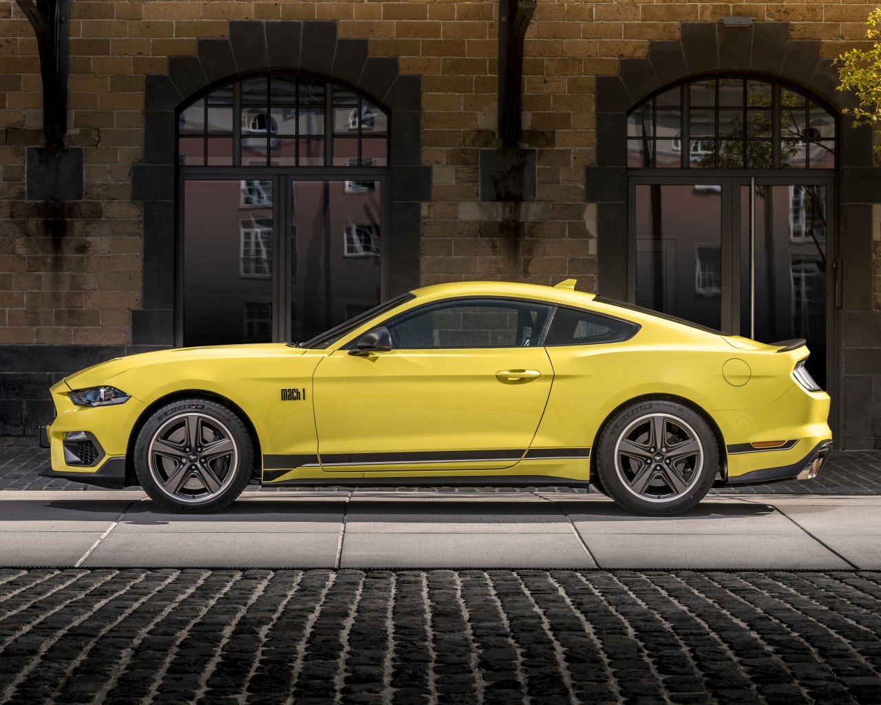 Желтый автомобиль Ford Mustang Mach 1 2021 года вид сбоку 