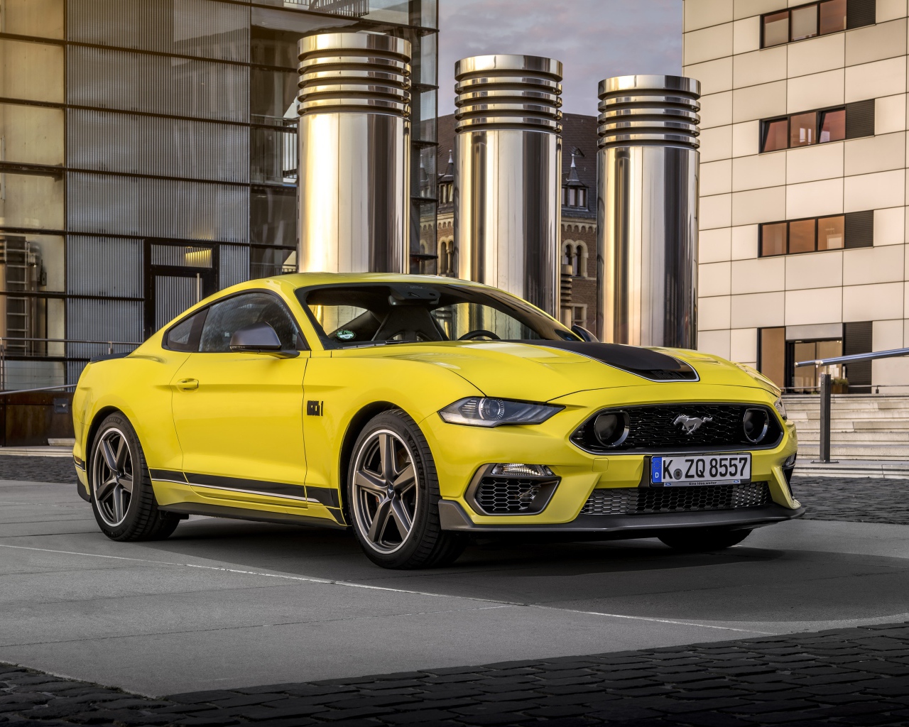 Быстрый желтый автомобиль Ford Mustang Mach 1 2021 года у здания 