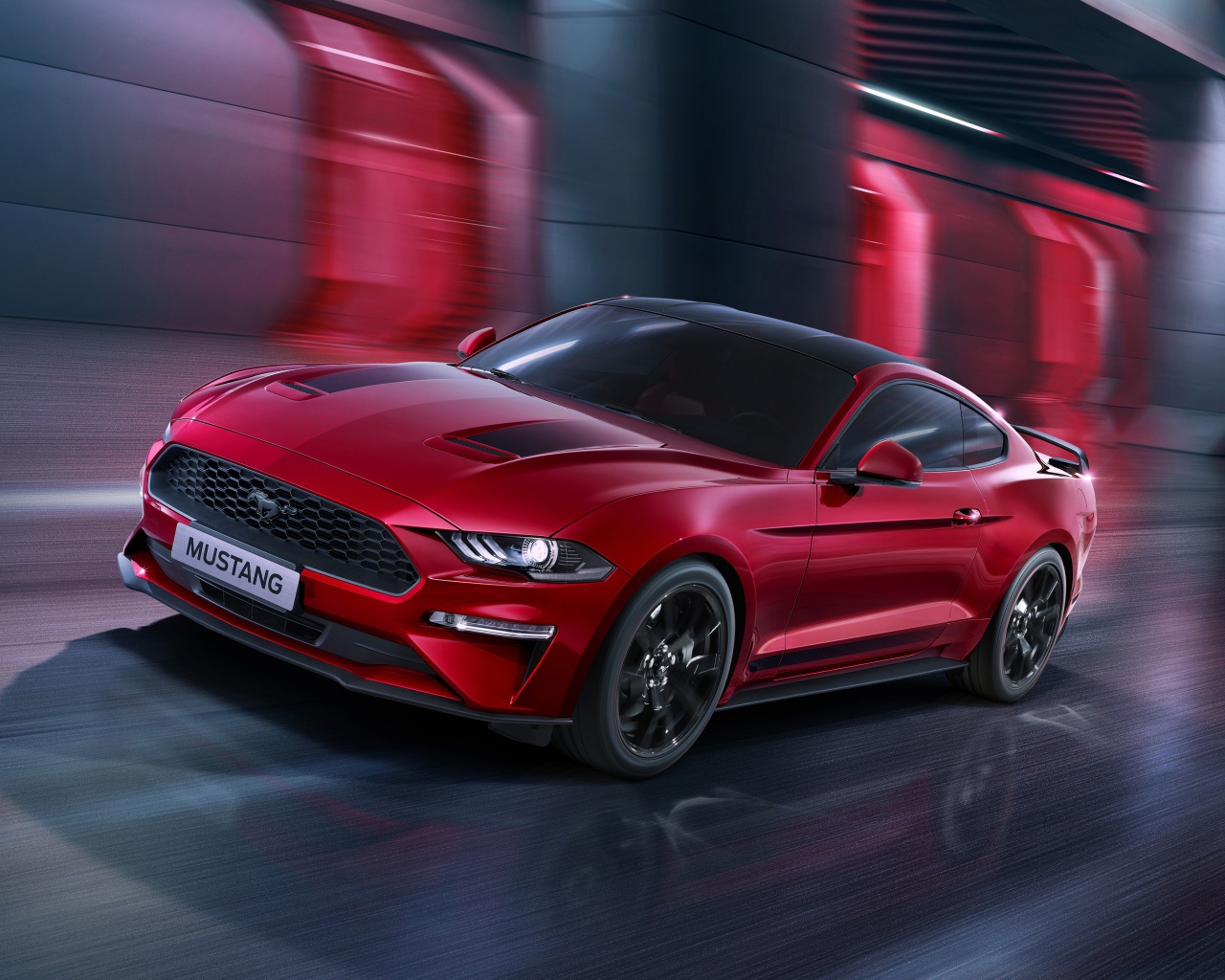 Красный автомобиль Ford Mustang едет по городу