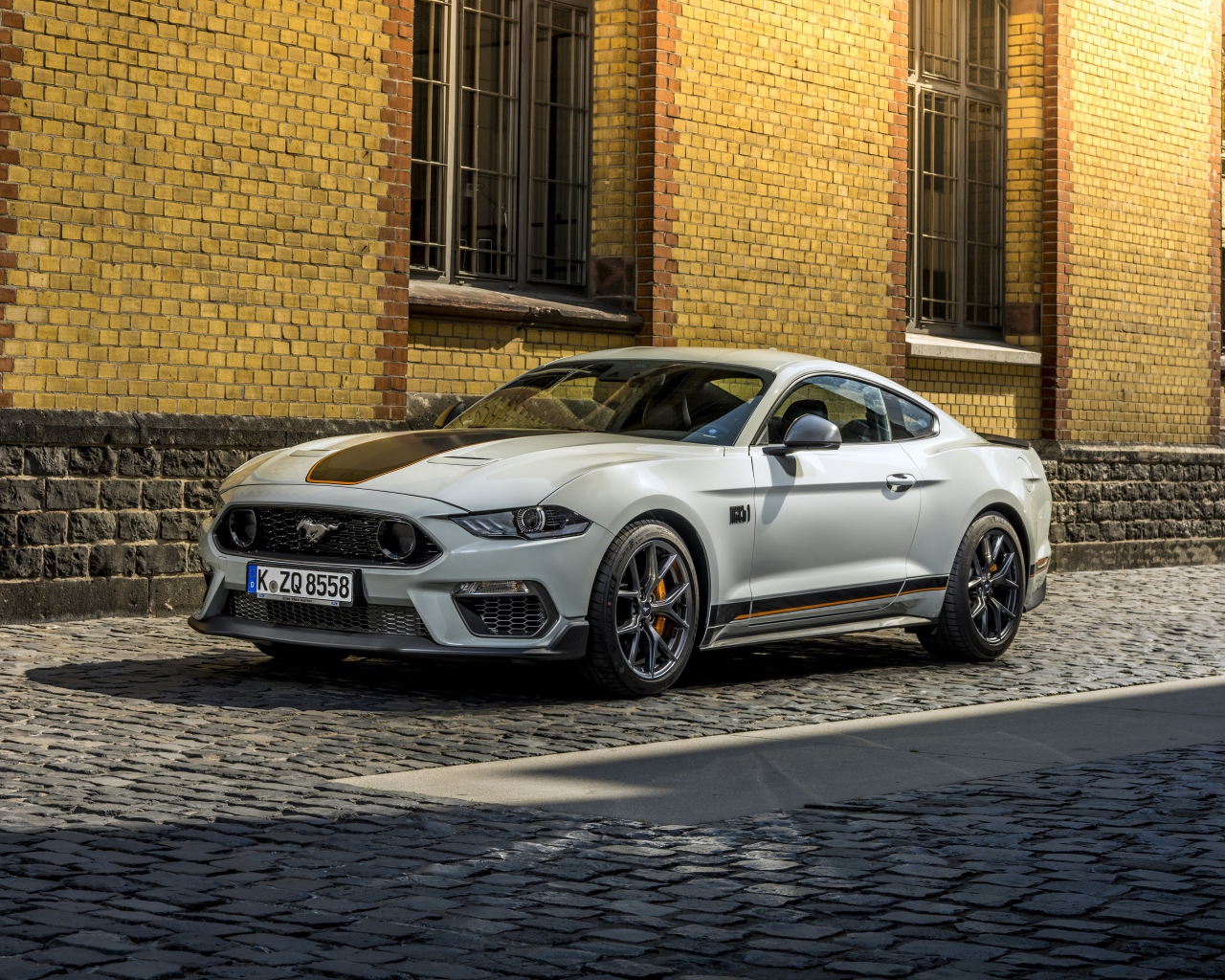 Белый автомобиль Ford Mustang Mach 1 2021 года на улице