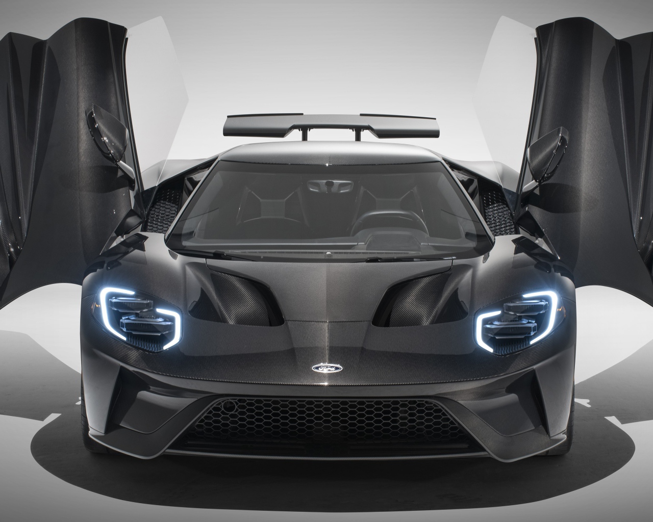 Автомобиль Ford GT Liquid Carbon, 2020 года с открытыми дверями