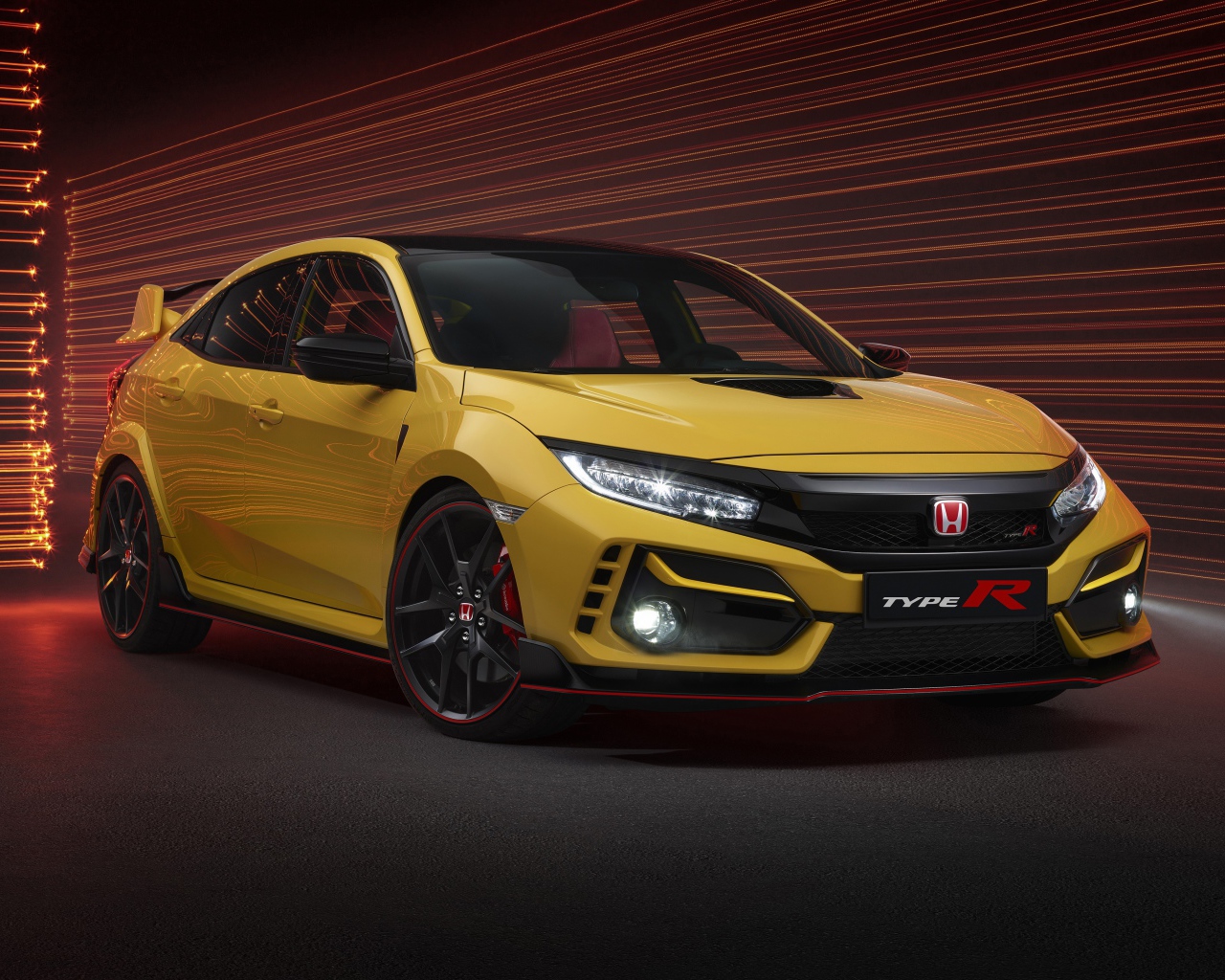 Автомобиль Honda Civic Type R Limited Edition 2020 года в комнате с лазерными линиями