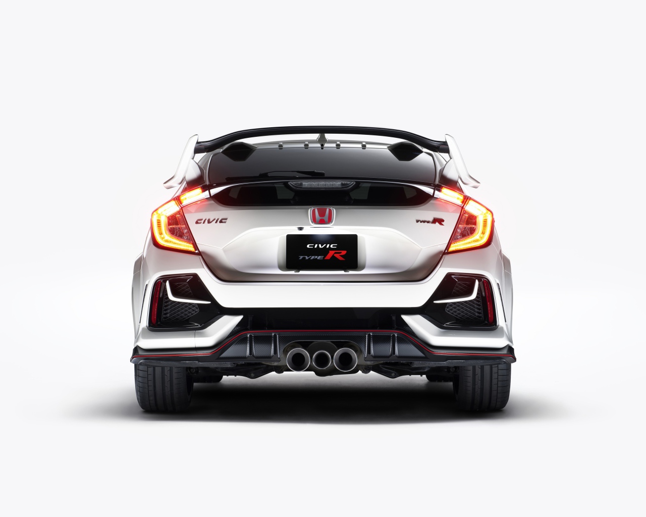 Автомобиль Honda Civic Type R 2020 года вид сзади на белом фоне