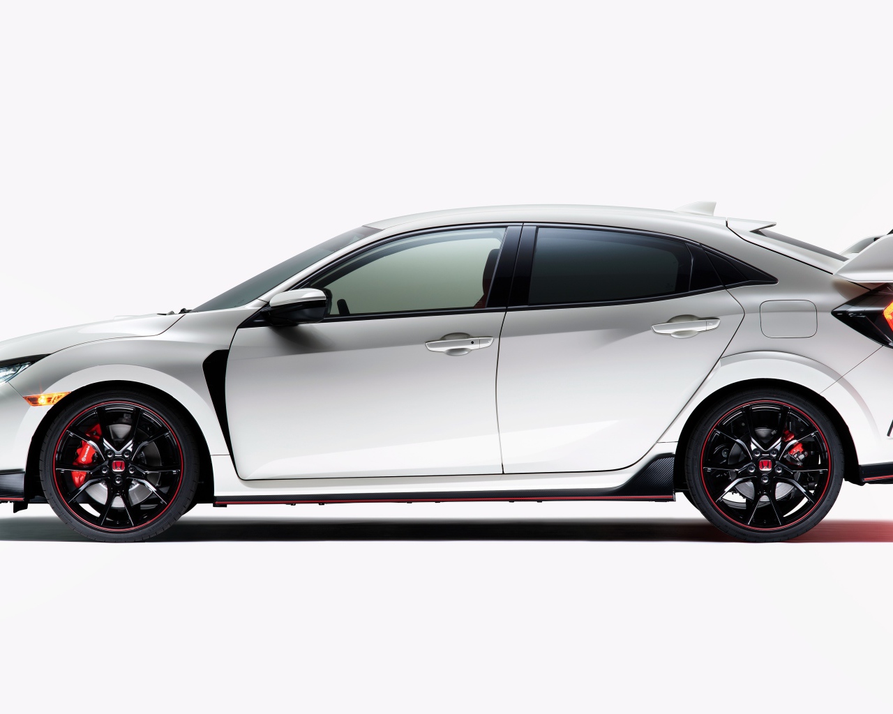 Автомобиль Honda Civic Type R 2020 года вид сбоку на белом фоне