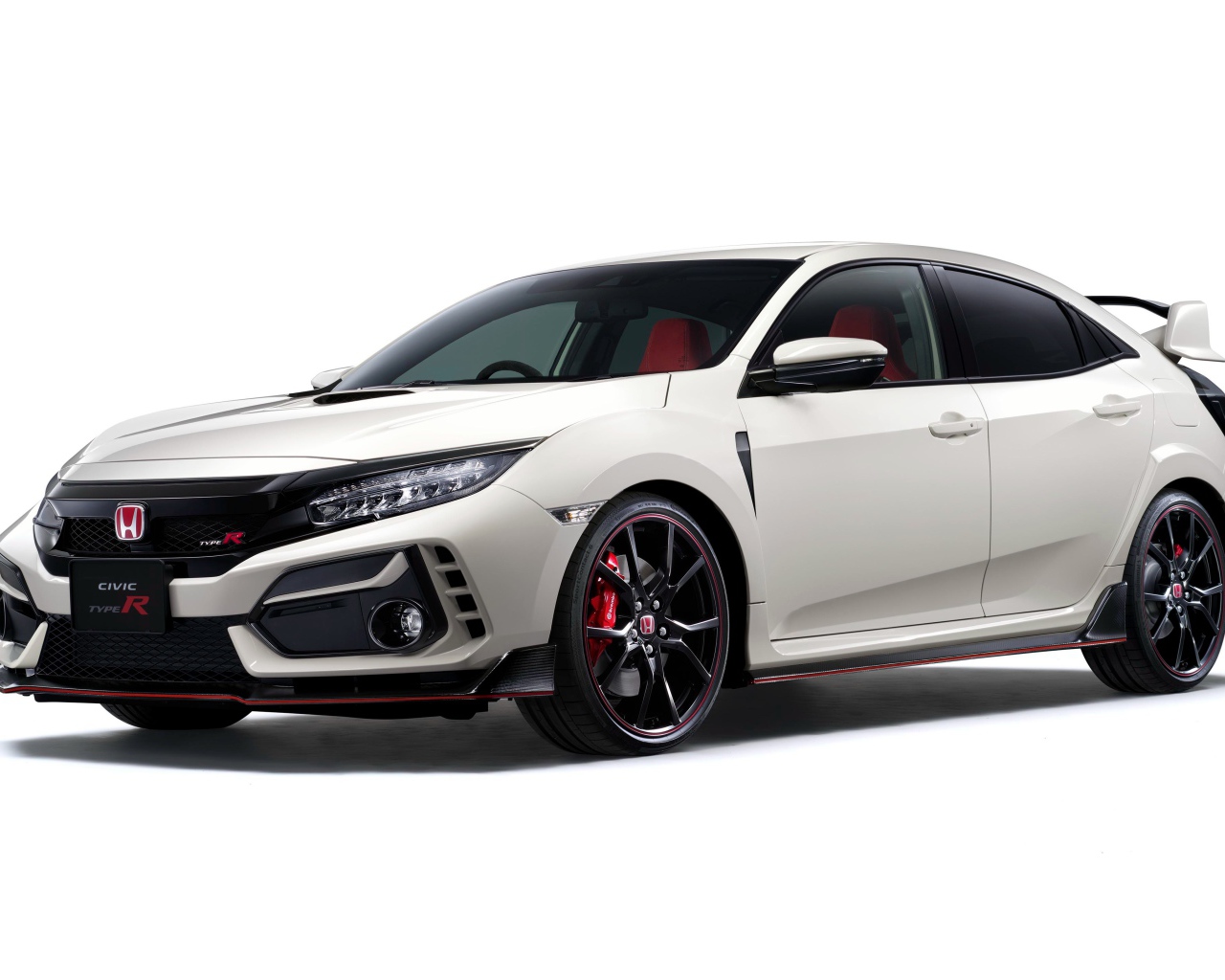 Белый автомобиль Honda Civic Type R 2020 года