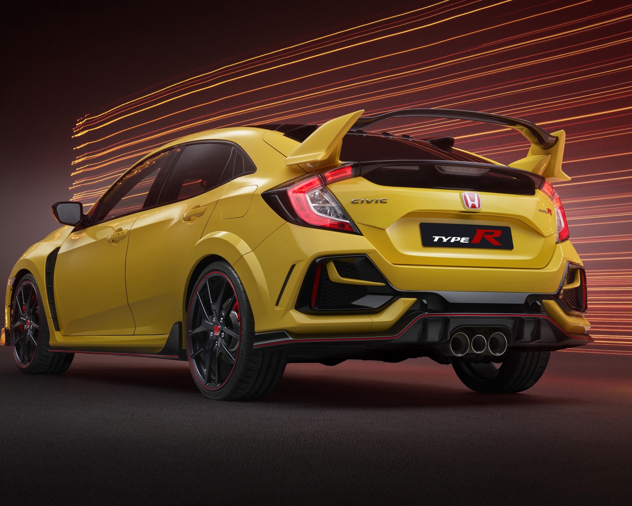 Желтый автомобиль Honda Civic Type R Limited Edition 2020 года вид сзади
