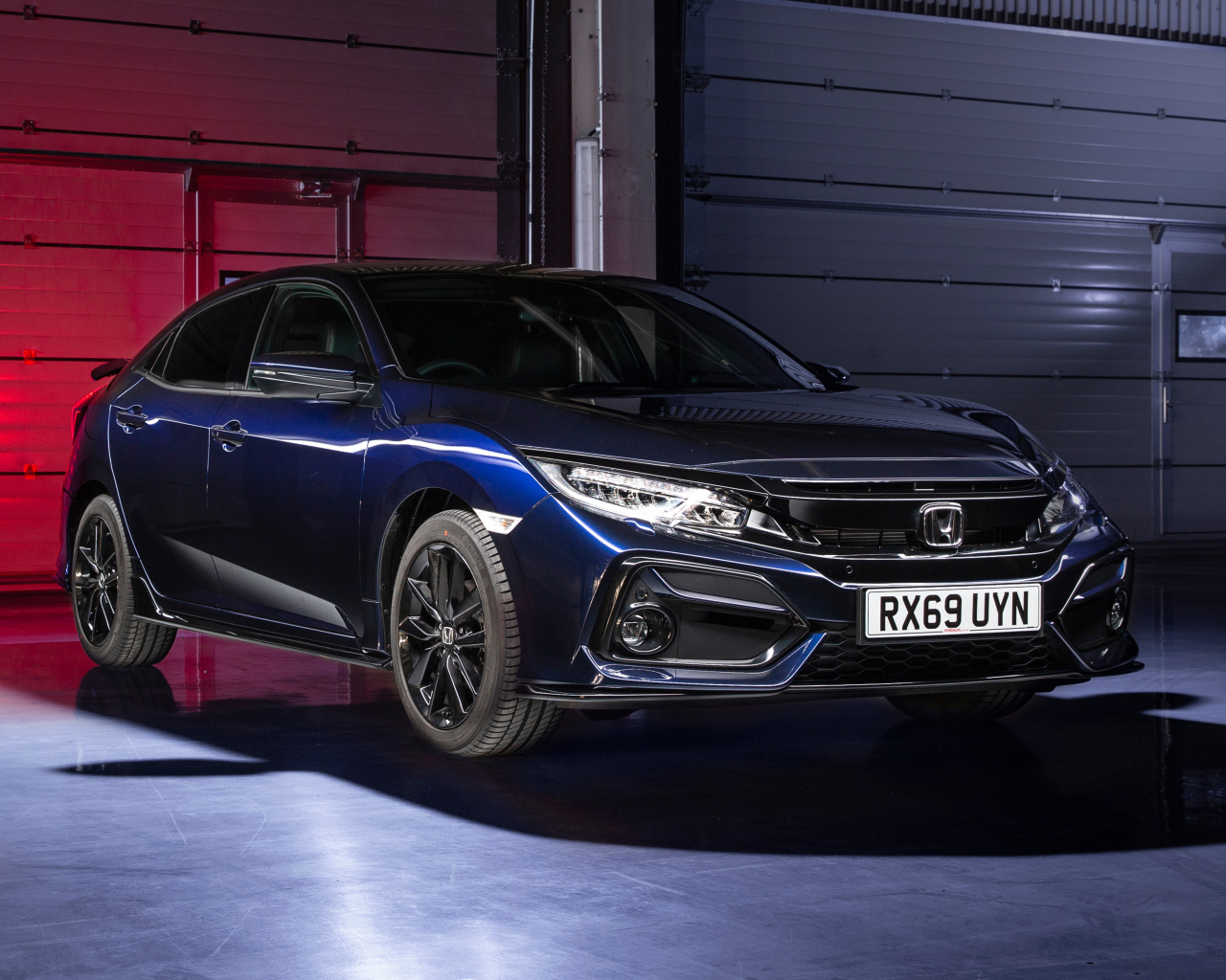 Синий автомобиль Honda Civic, 2019 года в гараже