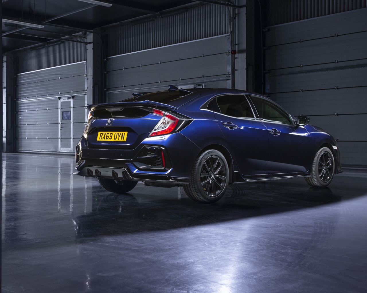 Синий хэтчбек Honda Civic  2019 года в гараже