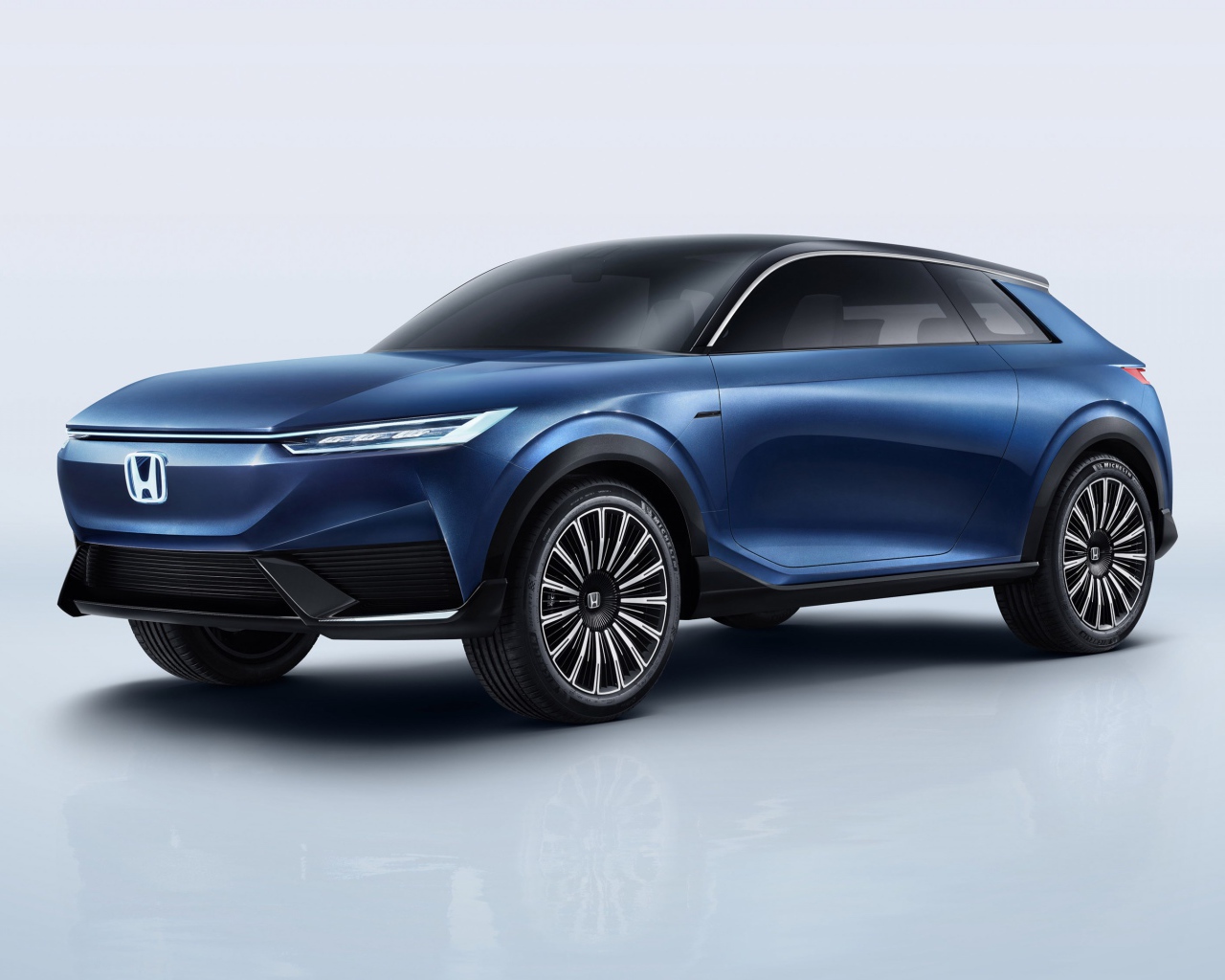 Синий автомобиль Honda SUV Econcept 2020 года на сером фоне