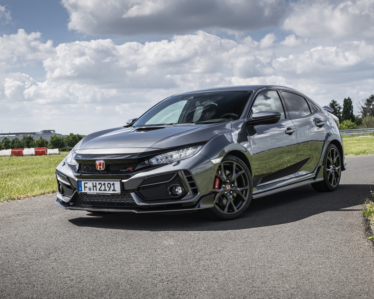 Автомобиль Honda Civic Type R Sport Line на фоне неба 