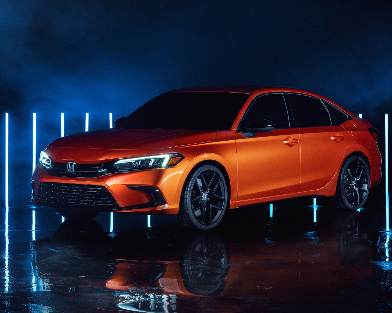 Оранжевый автомобиль  Honda Civic, 2022 года вид спереди