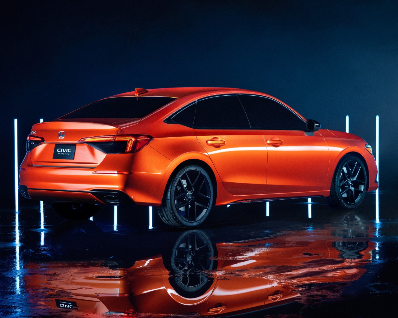 Оранжевый автомобиль  Honda Civic, 2022 года вид сзади