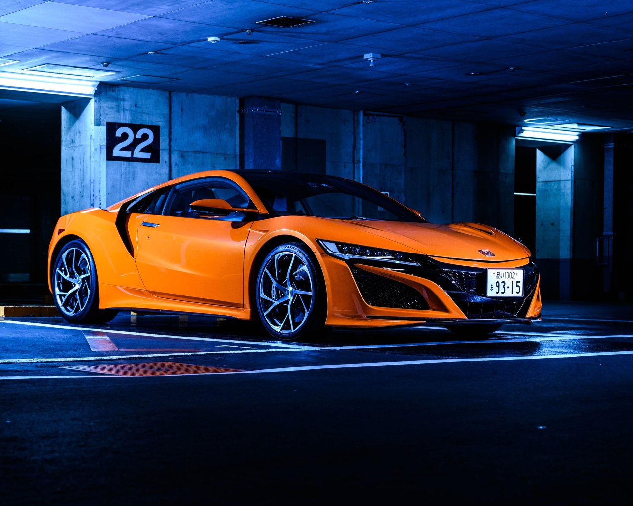 Оранжевый автомобиль Honda NSX в гараже 