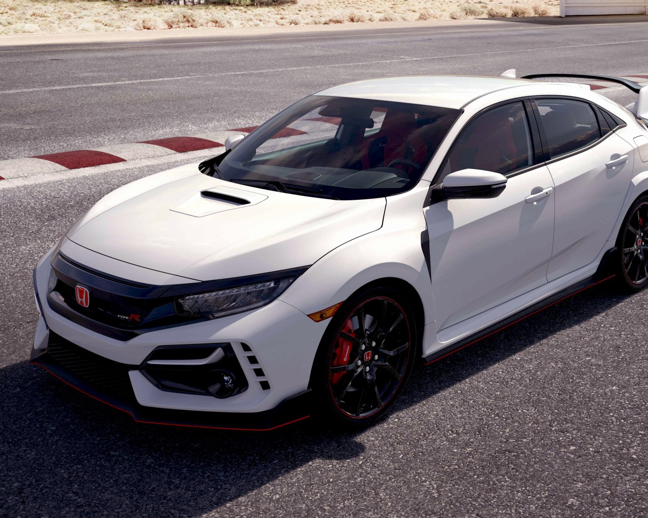 Белый автомобиль Honda Civic Type R, 2020 года на дороге