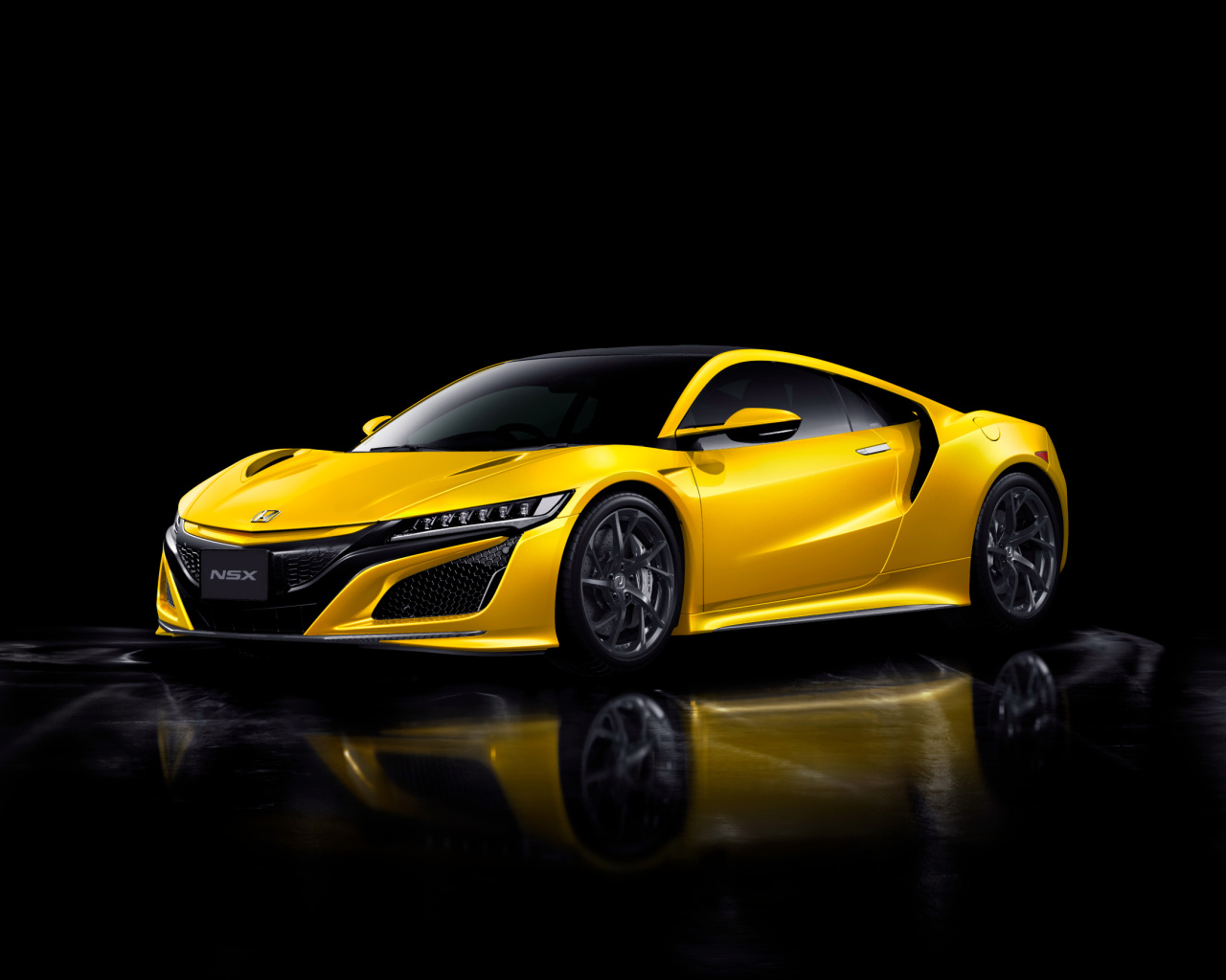 Желтый автомобиль Honda NSX на черном фоне