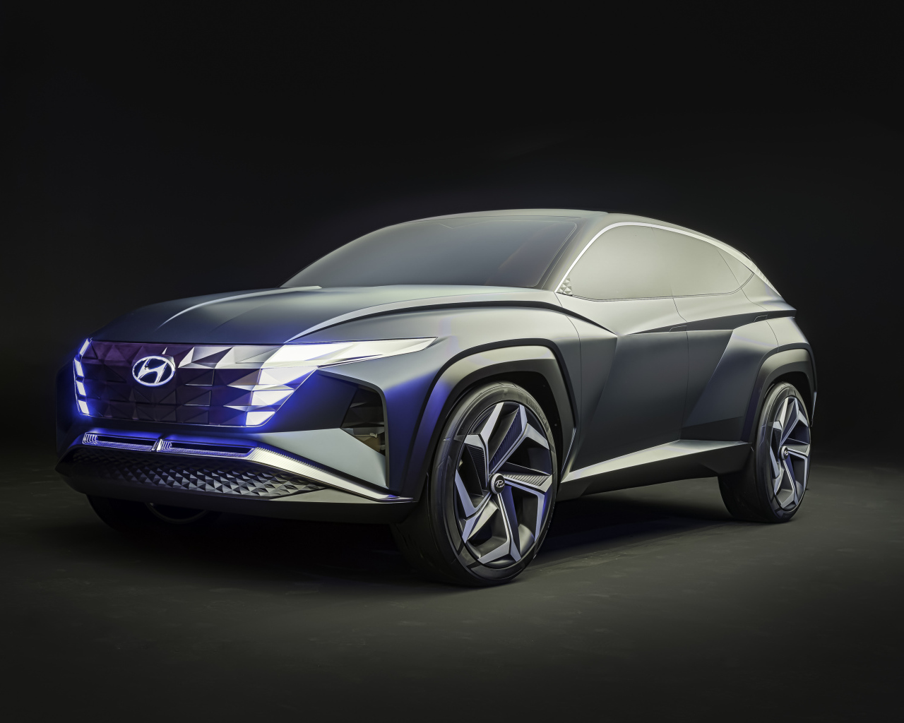 Серебристый автомобиль Hyundai Vision T Concept 2019 года