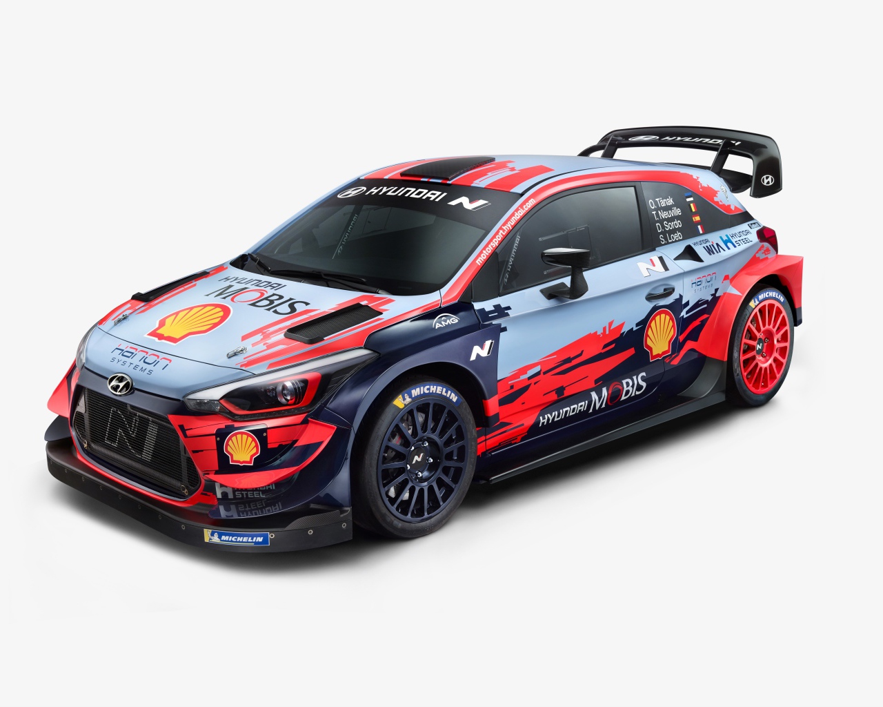 Спортивный Hyundai I20 Coupe WRC 2020 года на белом фоне