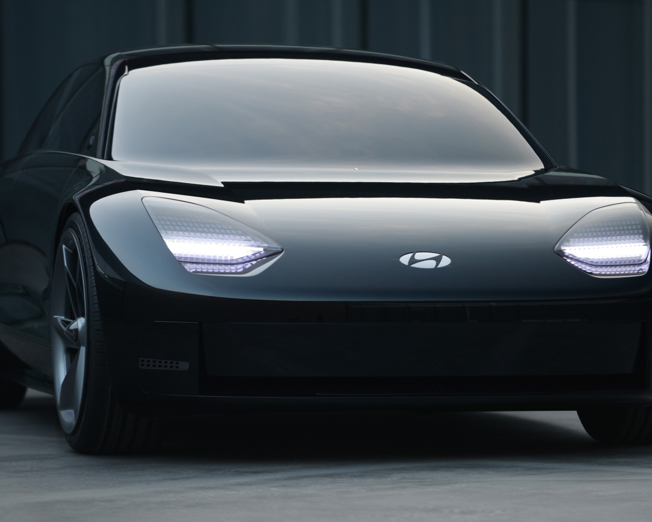 Черный автомобиль Hyundai Prophecy 2020 года вблизи