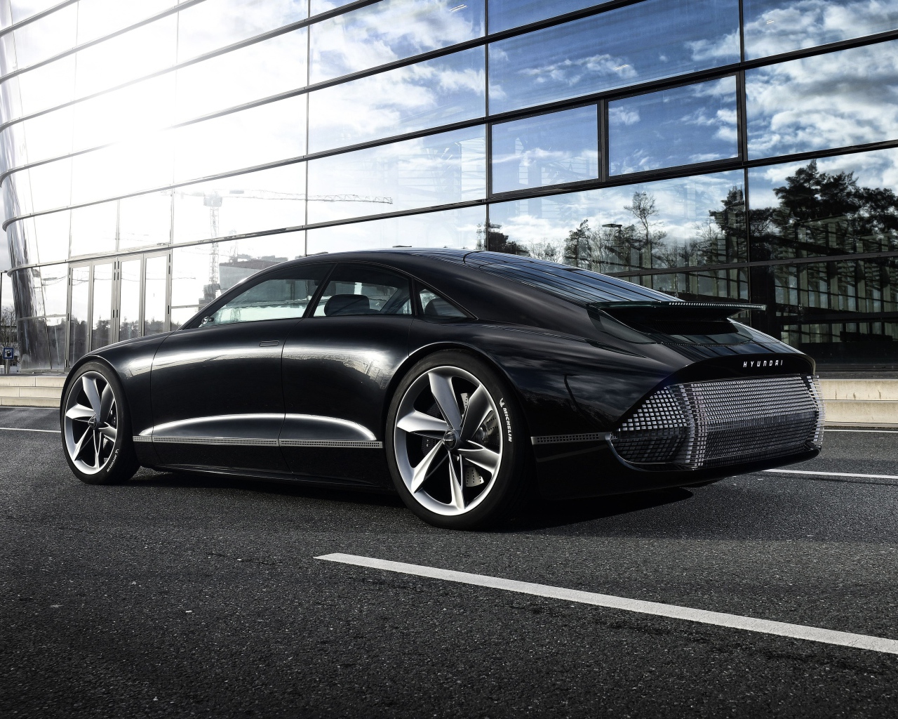 Черный автомобиль Hyundai Prophecy 2020 года вид сзади