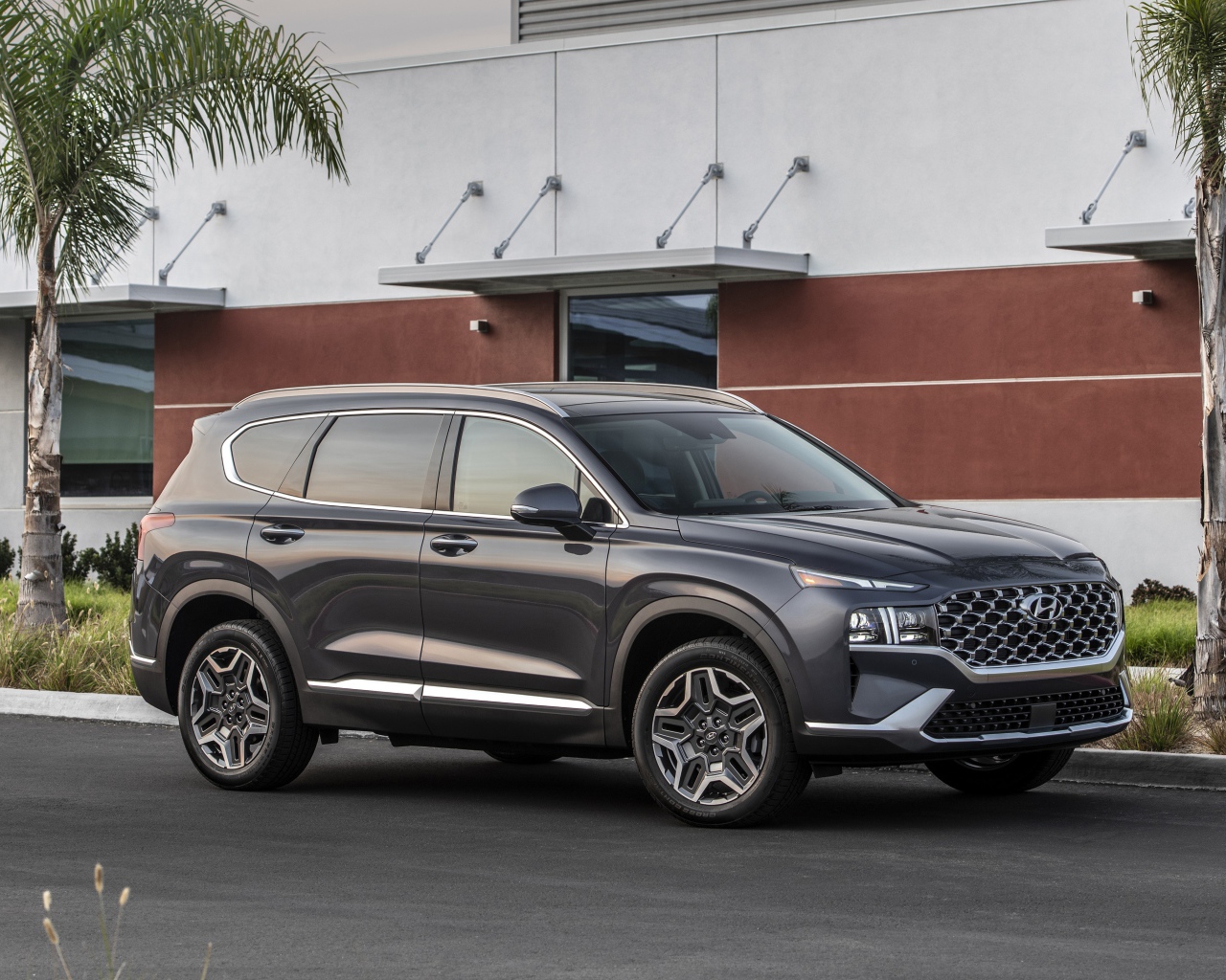 Автомобиль  Hyundai Santa Fe Hybrid, 2021 года у дома