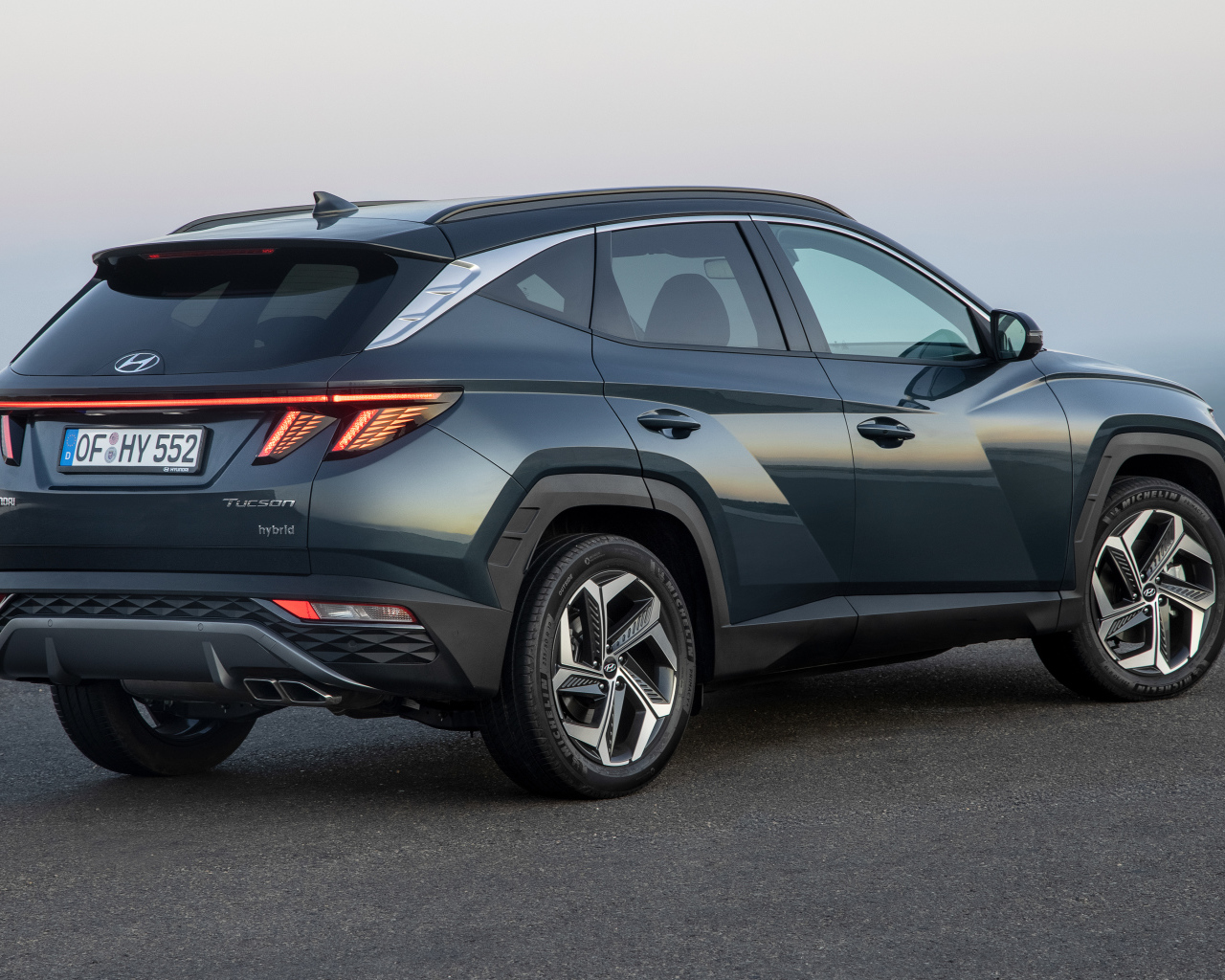 Внедорожник Hyundai Tucson Hybrid 2021 года вид сзади