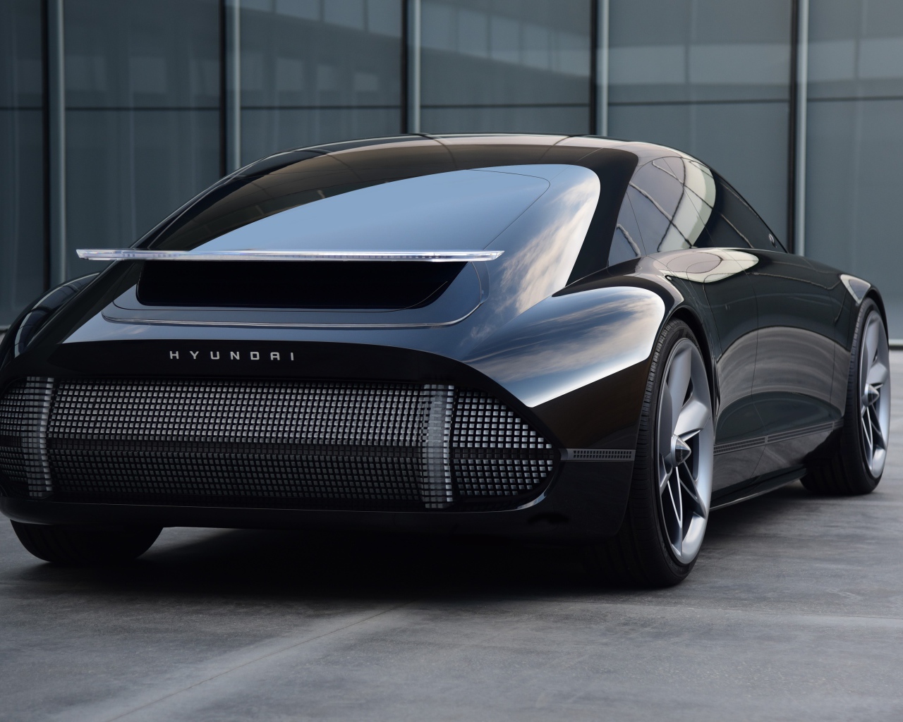 Черный автомобиль Hyundai Prophecy 2020 года вид сзади на сером фоне