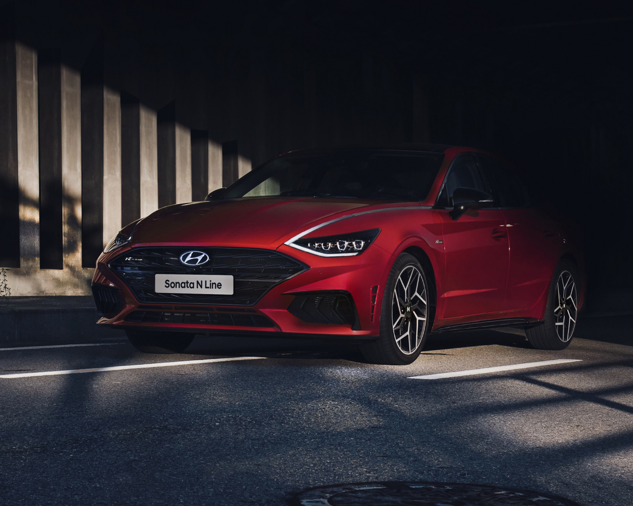 Красный автомобиль Hyundai Sonata N Line 2021 года в тени