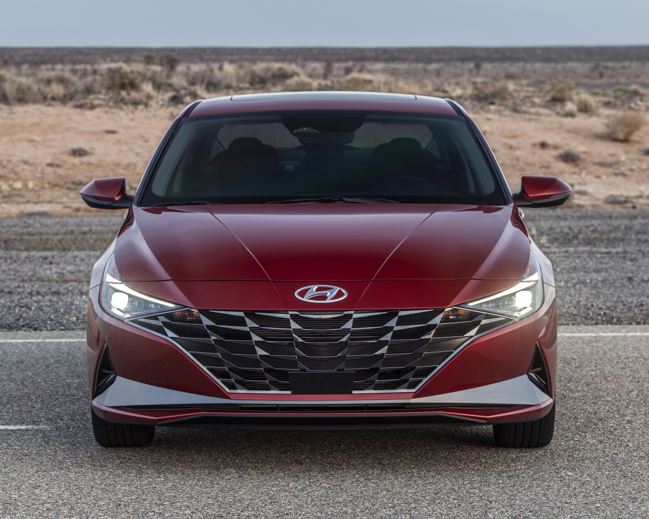 Красный автомобиль  Hyundai Elantra, 2021 года на пустыре